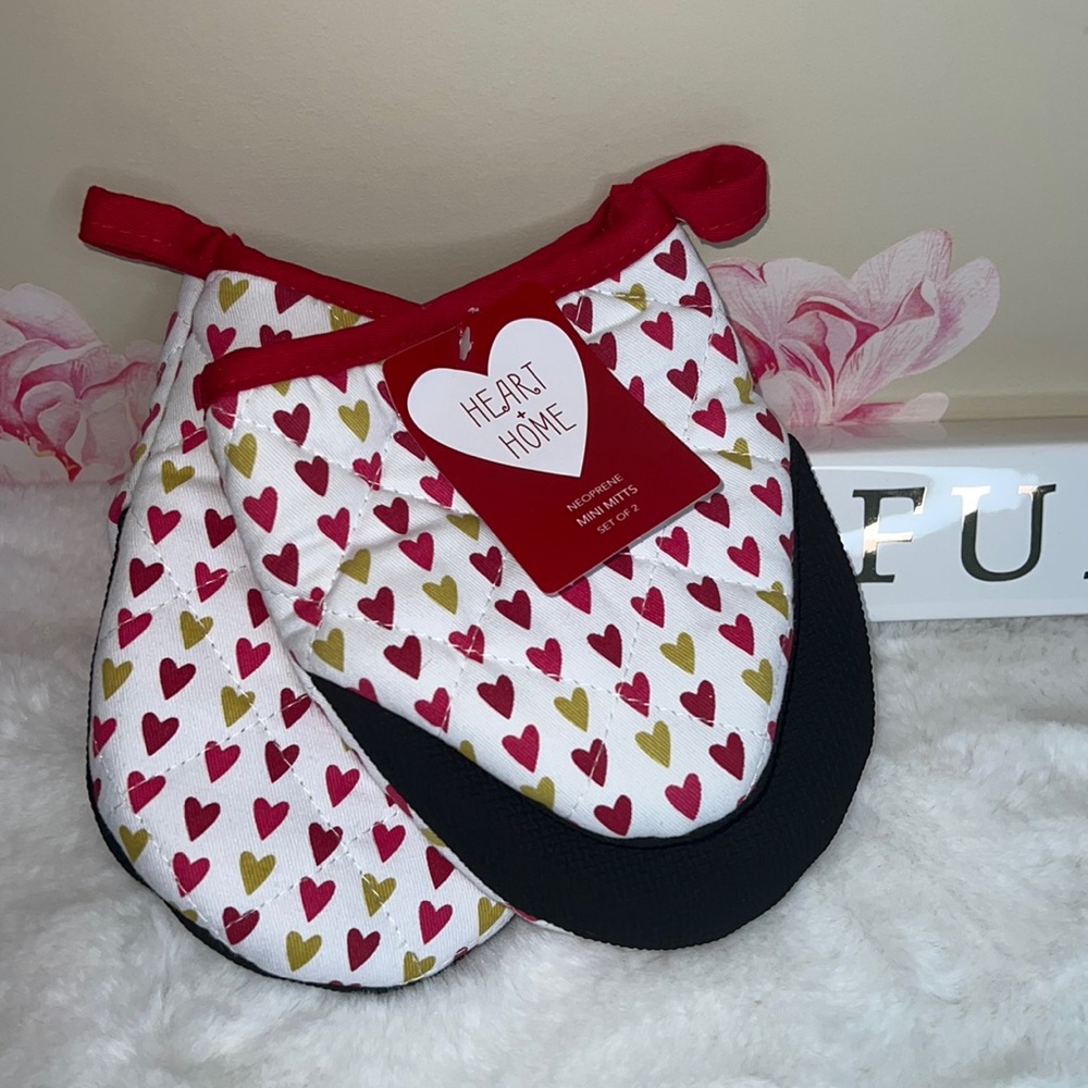 Oven Mini  Mitts with Hears all over set of Two!